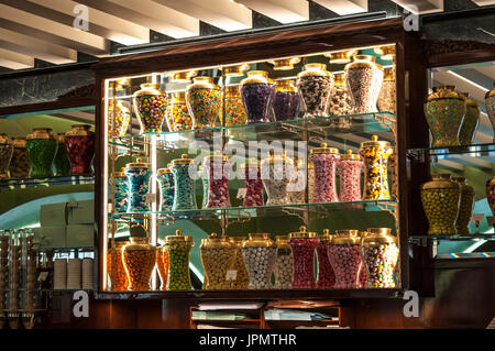 Mailand: der Zähler bei Pasticceria Marchesi, historische Konditorei seit 1824, geöffnet in der Prada-Boutique in der Galleria Vittorio Emanuele II Stockfoto