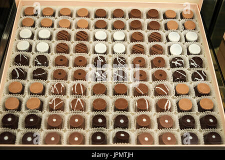 Mailand: Gebäck, Süßigkeiten, eine Schachtel mit unterschiedlichen Geschmack der Schokolade: Milchschokolade, dunkle Schokolade und weiße Schokolade Stockfoto
