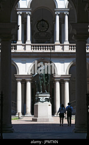 Mailand, Italien: die Statue von Napoleon als Friedensstifter von Antonio Canova im Ehrenhof des Palazzo Brera, Heimat der Pinacoteca di Brera Mars Stockfoto