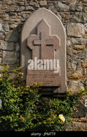 Ein Grabstein an der Kirche Wand montiert. in Cramond, vermehrt, Schottland, Vereinigtes Königreich; Stockfoto