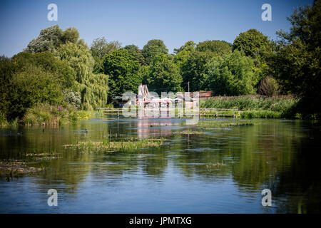 Blick flussaufwärts auf dem Fluss Test in Richtung der Eintagsfliege, Fullerton, in der Nähe von Stockbridge, Hampshire, England Stockfoto