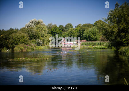 Blick flussaufwärts auf dem Fluss Test in Richtung der Eintagsfliege, Fullerton, in der Nähe von Stockbridge, Hampshire, England Stockfoto