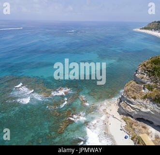 Übersicht über Ricadi Strand, Turm Marino, Vatikanstadt, Vorgebirge Luftbild, Felsen und Sand. Sommerurlaub in Kalabrien, Italien Stockfoto