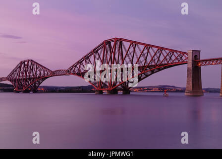 Eines der klassischen Sehenswürdigkeiten rund um Edinburgh. Die Eisenbahnbrücke über den Firth of Forth. Eröffnet im Jahr 1890 ist es noch in Betrieb und schön anzusehen. Stockfoto