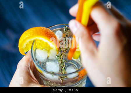 Alkoholisches Getränk mit Wodka und Soda. First-Person-Ansicht ein alkoholfreies Getränk in eine Glasschale mit ein paar Strohhalme Stockfoto