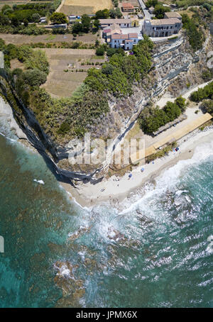 Übersicht über Ricadi Strand, Turm Marino, Vatikanstadt, Vorgebirge Luftbild, Felsen und Sand. Sommerurlaub in Kalabrien, Italien Stockfoto