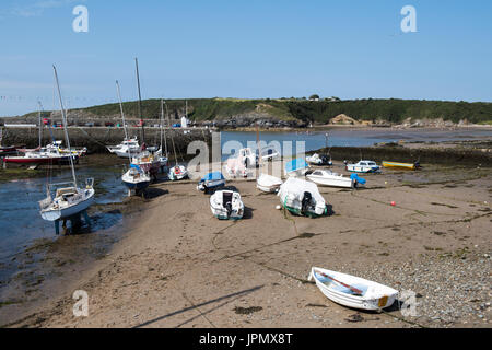 Boote im Hafen von Cemaes Bay, Anglesey Wales UK Stockfoto