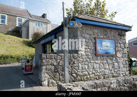 Am Strand Cafe im Hafen von Cemaes Bay in Anglesey, Wales UK Stockfoto