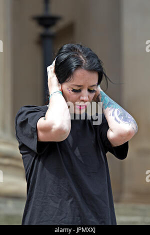 Mitglieder der Alternative Mode Fest legte eine Performance auf den Stufen des St Georges Hall im Rahmen von Liverpool stolz 2017 Stockfoto