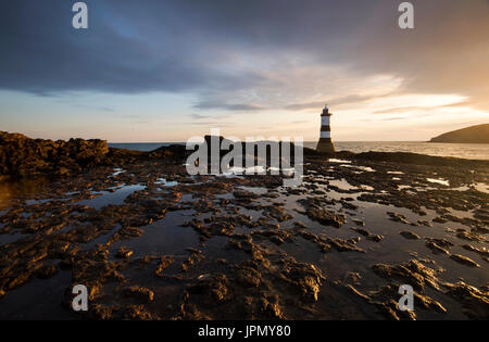 Sonnenaufgang am Penmon Leuchtturm, Penmon Punkt Anglesey Wales UK Stockfoto