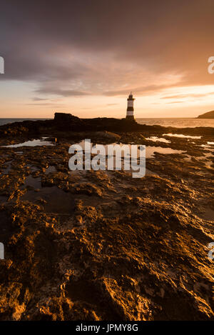 Sonnenaufgang am Penmon Leuchtturm, Penmon Punkt Anglesey Wales UK Stockfoto