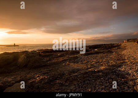 Sonnenaufgang am Strand von Penmon Punkt Anglesey Wales UK Stockfoto