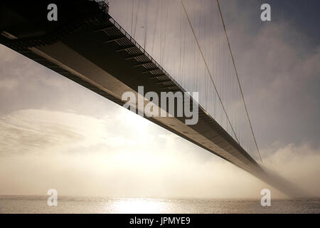 Humber Bridge im Nebel Bank, der Kunst, der Humber-mündung Stockfoto