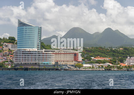 Business-Center in Fort-de-France, Martinique, Karibik, mit Mont Pelee Vulkan im Hintergrund Stockfoto