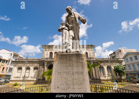 Victor Schoelcher Statue und ehemaligen Gerichtsgebäude in Fort-de-France, Martinique, West Indies Stockfoto