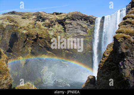 Regenbogen Birdge. Regenbogen in Skogafoss Wasserfall, Island Stockfoto