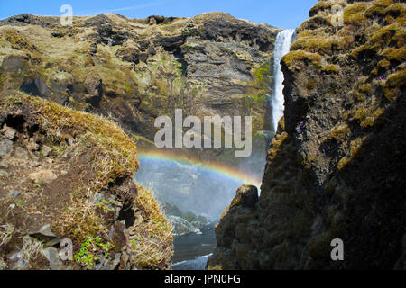 Regenbogen in Skogafoss Wasserfall, Island. Teil des Weges fotografiert bis zum Wasserfall Stockfoto