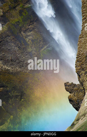 Nahaufnahme von Rainbow in Skogafoss Wasserfall in Island Stockfoto