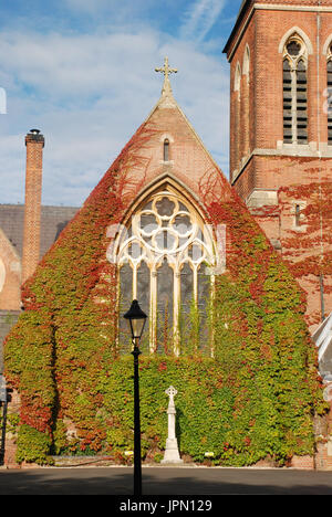 Königliche Garnison der Allerheiligenkirche in Aldershot, Hampshire, UK, im Herbst mit blauem Himmel Stockfoto