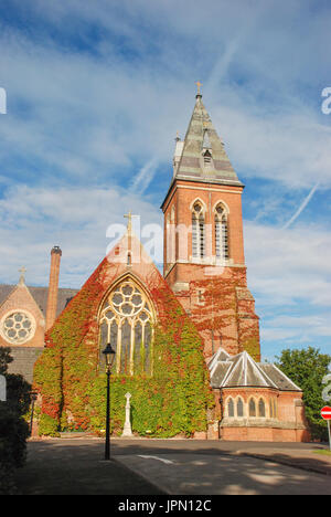 Königliche Garnison der Allerheiligenkirche in Aldershot, Hampshire, UK, im Herbst mit blauem Himmel Stockfoto