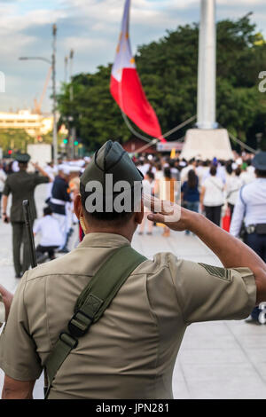 Philippine Marines begrüssen die Nationalflagge, Rizal Park, Manila, Philippinen Stockfoto