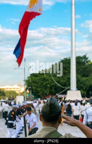 Philippine Marines begrüssen die Nationalflagge, Rizal Park, Manila, Philippinen Stockfoto