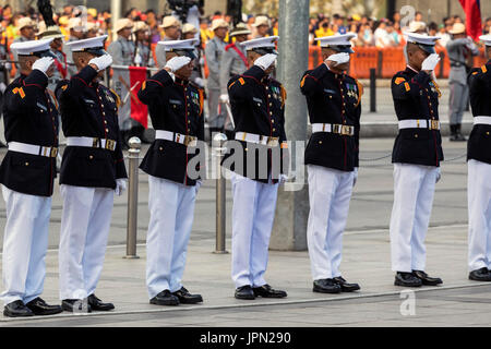 Philippine Marines begrüssen die Nationalflagge, Rizal Park, Manila, Philippinen Stockfoto