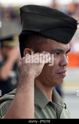 Philippine Marines begrüssen die Nationalflagge, Rizal Park, Manila, Philippinen Stockfoto