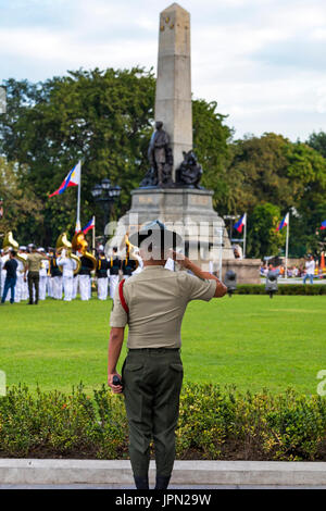 Philippine Marines begrüssen die Nationalflagge, Rizal Park, Manila, Philippinen Stockfoto