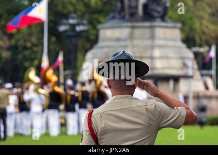 Philippine Marines begrüssen die Nationalflagge, Rizal Park, Manila, Philippinen Stockfoto