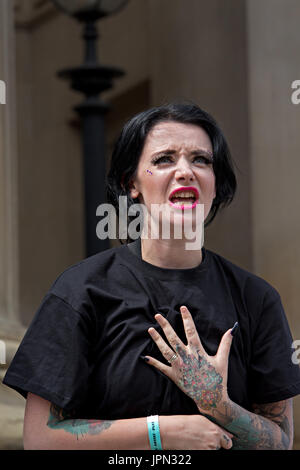 Mitglieder der Alternative Mode Fest legte eine Performance auf den Stufen des St Georges Hall im Rahmen von Liverpool stolz 2017 Stockfoto