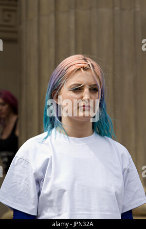 Mitglieder der Alternative Mode Fest legte eine Performance auf den Stufen des St Georges Hall im Rahmen von Liverpool stolz 2017 Stockfoto