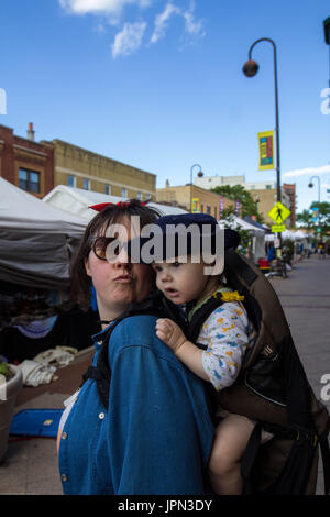 Mutter und Baby in einem Rucksack Stockfoto