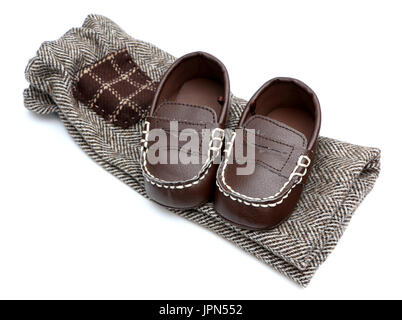 Baby-Kleidung und Schuhe, die isoliert auf weißem Hintergrund Stockfoto