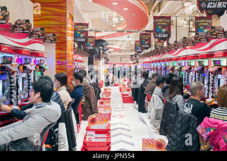 TOKYO, JAPAN - 8. Januar 2017 - Pachinko-Stube in Akihabara. Es ist eine Art von mechanischen Arcade-Spiel mit Ursprung in Japan am meisten benutzt als ein Erholungs- Stockfoto