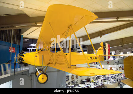 Eine gelbe Doppeldecker auf dem Display an das nationale Museum der Marineflieger. Stockfoto