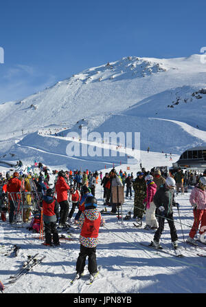 Mount Hutt, Neuseeland - 30. Juli 2017: Mount Hutt Skigebiet zur Mittagszeit. Skifahrer vorbereiten auf dem Sessellift vor dem Restaurant, Canterbu Reiten Stockfoto