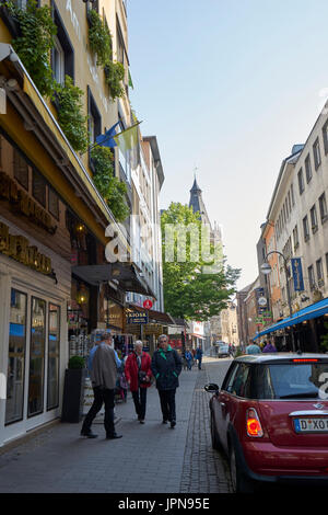 Köln/Deutschland - 10. Mai 2017: Straßenszene in der belebten Innenstadt Köln Stockfoto