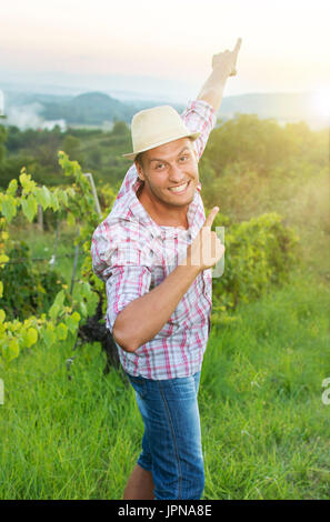 Glücklich genießen in der Trauben Reihen Bauer Stockfoto