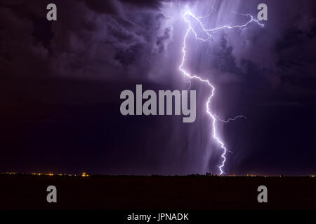 Dramatischer Gewitter über einer Stadt in der Nacht Stockfoto