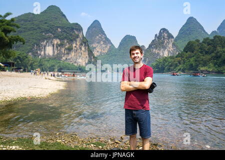 Happy Tourist am Li-Fluss in Yangshuo, China Stockfoto
