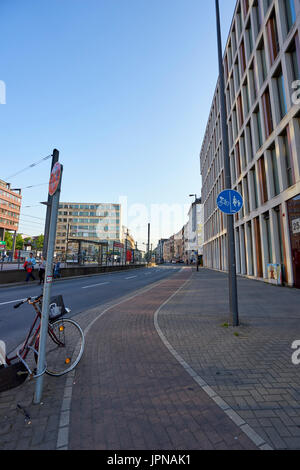 Köln/Deutschland - 10. Mai 2017: Straßenszene in der Nähe von Lanxess Arena, wo die IIHF Eishockey-Weltmeisterschaft 2017 stattfanden, Stockfoto