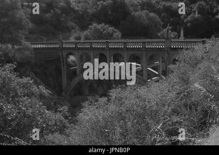 Jahrhundert - alte Brücke über Kaweah River entlang Mineral King's Road, in der Nähe der Sequoia National Park, Three Rivers, Tulare County, Kalifornien, USA Stockfoto