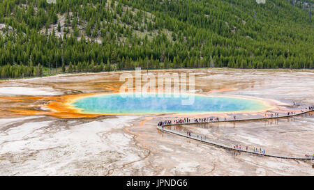 Touristen säumen die Promenade an der Grand Bildobjekte Quelle im Midway Geyser Basin, im Yellowstone-Nationalpark, Wyoming von oben gesehen. Stockfoto