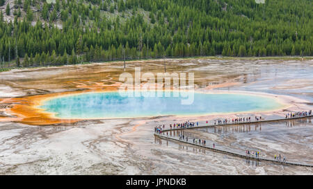 Touristen säumen die Promenade an der Grand Bildobjekte Quelle im Midway Geyser Basin, im Yellowstone-Nationalpark, Wyoming von oben gesehen. Stockfoto