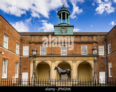 Jockey Club Newmarket-Fassade des Jockey Club Zimmer in Newmarket Suffolk mit einer Statue von Hyperion, einem berühmten Newmarket Horse. Stockfoto