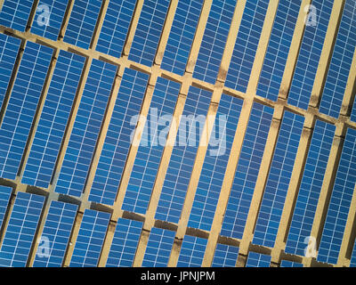 Macht Farm von Sonnenkollektoren Antenne oben auf sonnigen Tag Stockfoto