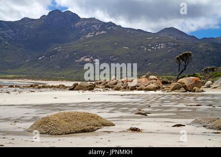 Fotheringate Bay und der Strzelecki-Gipfel auf Flinders Island Stockfoto