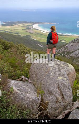 Wanderer auf Strzelecki Gipfeln, mit Blick auf Hose Punkt Stockfoto