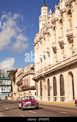 Ein Oldtimer fährt hinunter eine Stadt Straße in Havanna, Kuba Stockfoto